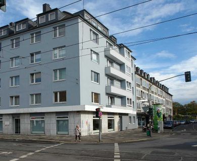 Düsseldorf-Eller: Repräsentative Gewerbefläche mit großen Schaufenstern im Erdgeschoss !
