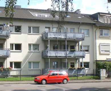 Zentrumsnähe Langenfeld: Sanierte 2 Zimmer-Eigentumswohnung mit Balkon im 1. Obergeschoss!
