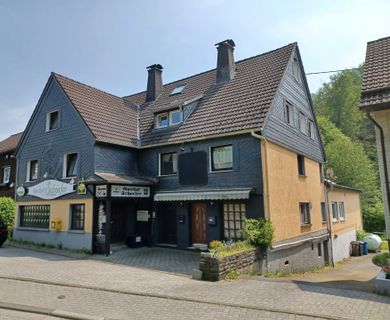 Vielseitig verwendbares Anlageobjekt mit drei separaten Wohneinheiten in idyllischer Ortslage!