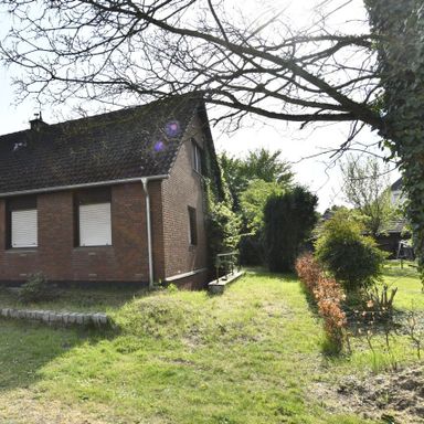 Viel Platz in freistehendem Einfamilienheim mit Garage in Duisburg Baerl