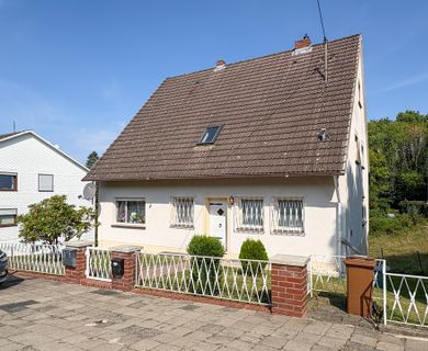 Solide Kapitalanlage mit Entwicklungspotenzial – Teilvermietetes Zweifamilienhaus in guter, zentraler Wohnlage von Hamm (Sieg)!