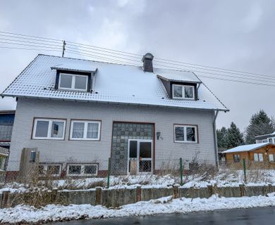 Renovierungsbedürftiges Zweifamilienhaus mit Potenzial