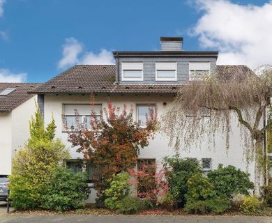 OPLADEN: 2-Familienhaus mit ca. 216 m² Wohnfläche auf 551 m² Grundstück mit Garage