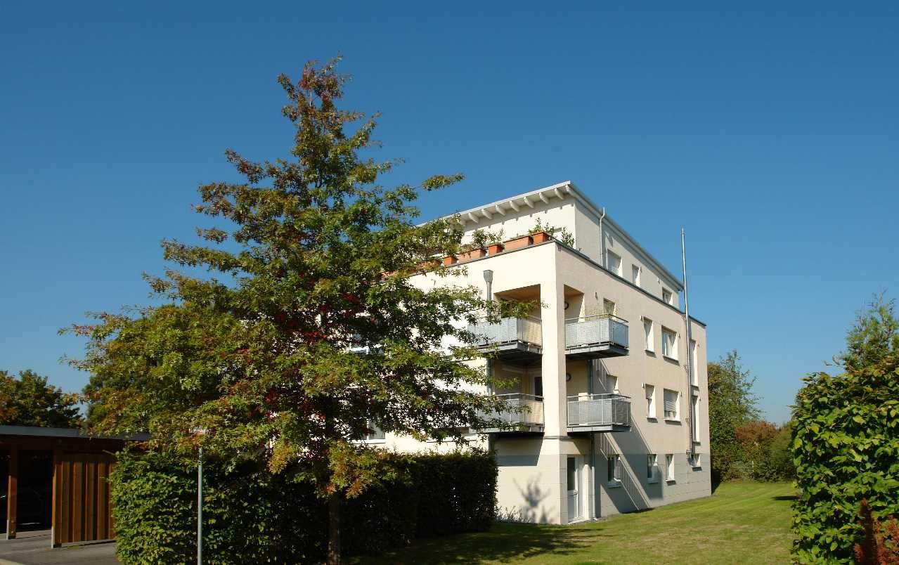seitliche Ansicht, Garten und Carport