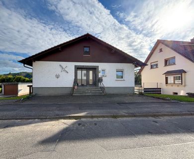 Einfamilienhaus mit Einliegerwohnung – gepflegt und vielseitig nutzbar in Randlage von Windeck!