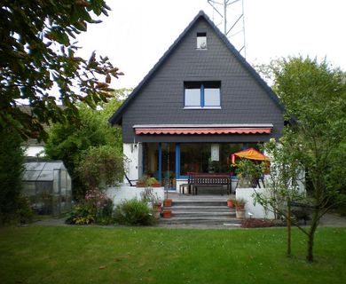 Freistehendes Einfamilienhaus mit Doppelgarage und sonnigem Garten in Düsseldorf-Eller/Lierenfeld