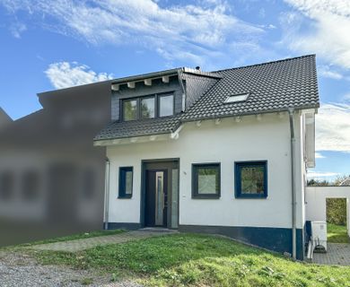 ***PREISREDUZIERUNG***Neubau mit viel Potential! Attraktive Doppelhaushälfte mit Garten in idyllischer Lage von Windeck!