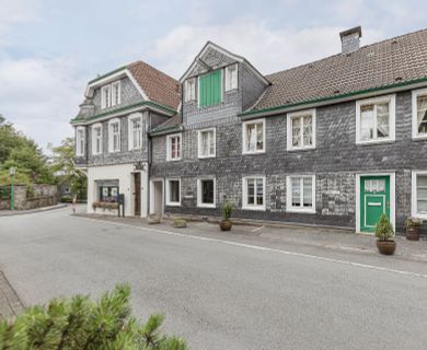 Denkmalschutz trifft Altbaucharme: Wohn- und Geschäftshaus mit Stellplätzen und Hoffläche!