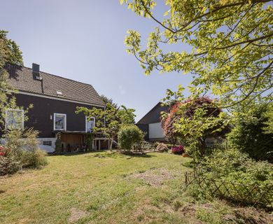 Wohnglück trifft Mieteinnahme: Freistehendes Zweifamilienhaus mit traumhaftem Garten