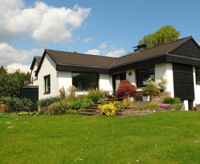 Ratingen-Süd: Frei stehendes Einfamilienhaus in zeitloser Eleganz mit traumhafter Gartenoase