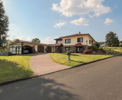 Reichlich Platz für Ihre Ideen: 307 m² Wohn- und Nutzfläche!