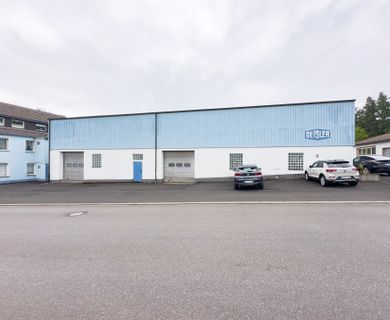 reine Lagerhalle mit zwei Rolltoren