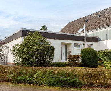 Großer Bungalow mit ca. 157 m² Wfl. und schönem Garten in naturnaher Lage