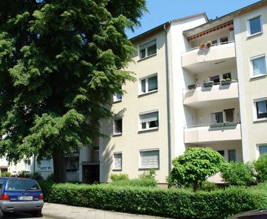 Düsseldorf-Unterrath: Gut geschnittene 3 Zimmer-Eigentumswohnung mit Loggia in gepflegtem Haus !