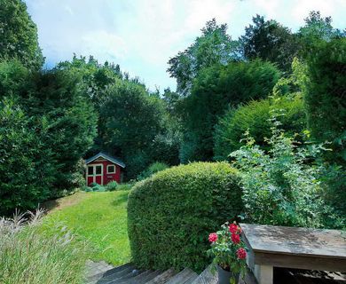 Alles auf einer Ebene: Zweiseitig angebauter Bungalow mit sonnigem Süd-Garten und PKW-Stellplatz