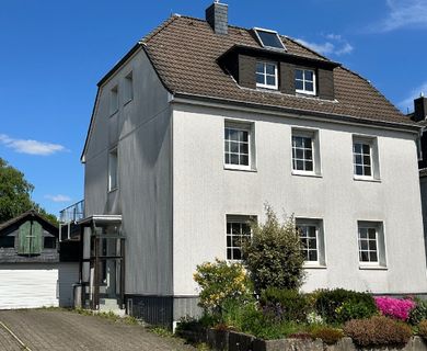 Neu in Burscheid-Hilgen: 2-Familienhaus mit 8 Zimmern auf 819 m² Grundstück