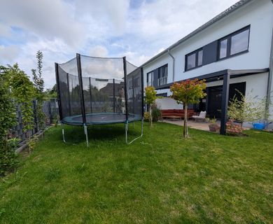 Traumhaftes Einfamilienhaus mit Einbauküche in einer gewachsenen Neubauanlage – frisch renoviert