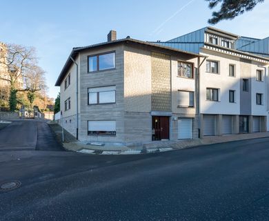 Gepflegtes Zweifamilienhaus in Herzogenrath mit Burgblick – Top Lage, großes Potenzial & zentrumsnah