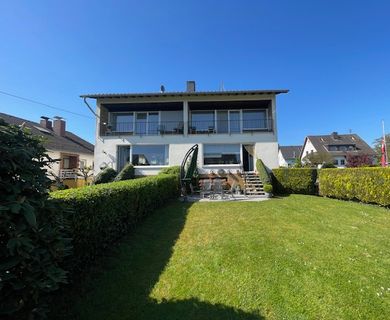 2 auf einen Streich: Gepflegtes, vermietetes 2-Familienhaus, jede Einheit mit Garten  und  Garage