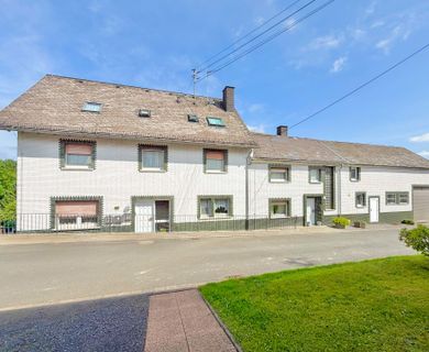 4 FH mit 3 vermieteten Einheiten, 8.000 m² großem Grundstück am Ortsrand & Blick auf die Nister!