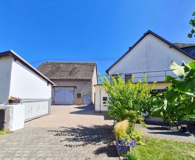 Gepflegtes Ein-/Zweifamilienhaus mit Nebengebäuden und Innenhof – nähe Anhausen!
