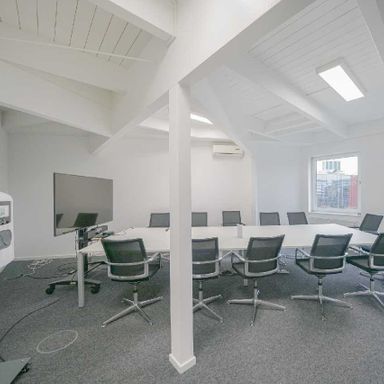 Arbeiten mit Weitblick – Bürofläche mit Dachteich in modernem Gebäude