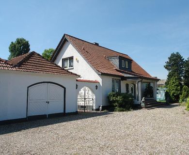 2.051 m² Gewerbegrundstück in Hilden-Nord mit aufstehendem Gebäude und Garagen.