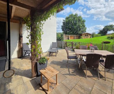 Elegantes Wohnhaus mit Galerie und weitläufigem Grundstück am Ortsrand!