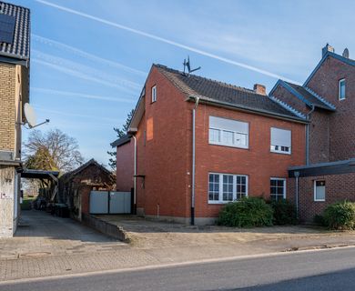 Familienglück in Wegberg: Charmante Doppelhaushälfte auf 161m² mit Potenzial für Mehrgenerationen