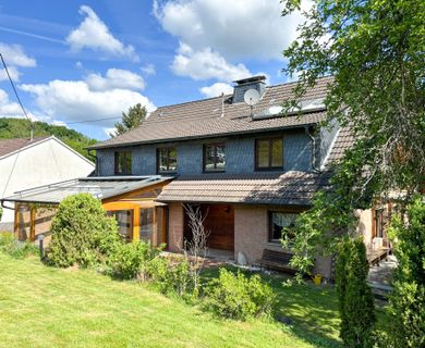 Großzügiges Zweifamilienhaus mit Potenzial und wertvoller Baureserve!