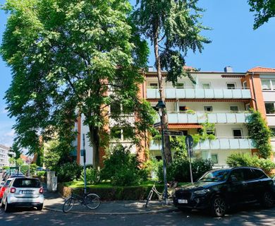 Renovierte 2-Zimmer-Wohnung mit 2 Balkonen / 2 Stellpl. in Bestlage von D-Oberkassel