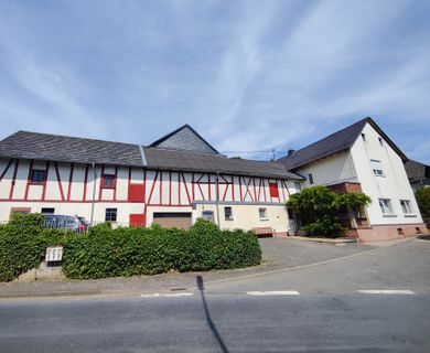 Landwirtschaftliches Anwesen mit Stall, Scheune und Paddock zur Pferdehaltung!