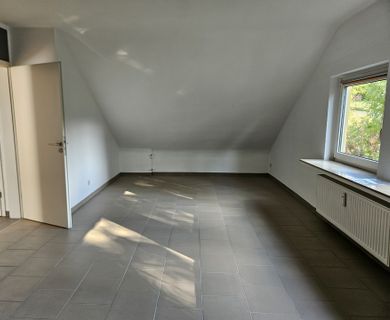 Moderne Dachgeschosswohnung in ruhiger Lage