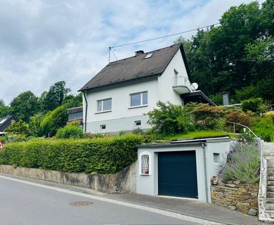 Ideal für 2-3 Personen: Sonniges Einfamilienhaus mit großem Garten, 2 Garagen  und  Carport
