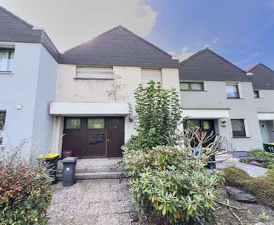 Reihenmittelhaus mit Garten, Keller, Garage sanierungsbedürftig