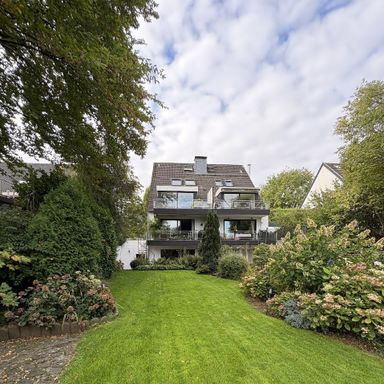 Ihre Wellness-Oase in Wittlaer: Große 3-Zimmer-Wohnung mit Garten, Sauna und Kamin.