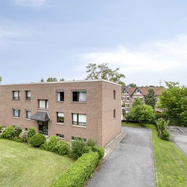 Modernisierte 3-Zimmer-Wohnung mit großem Balkon und Garage