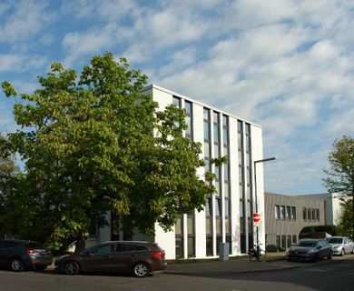 Hallenfläche mit flexiblen Bürogrößen und bester Anbindung an den Flughafen Düsseldorf!