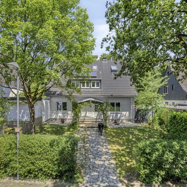 Vermietetes Zwei-Familien-Haus auf großem Grundstück in Ratingen-Hösel