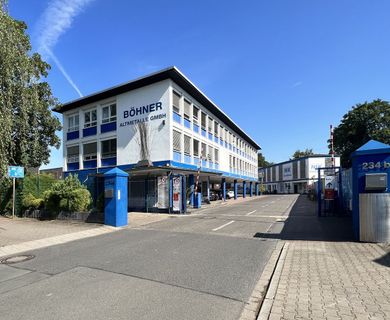 Helle Büroräume mit Teeküche, Gartenmitbenutzung und Parkplatz