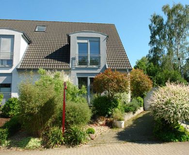 Neuwertige Doppelhaushälfte auf sonnigem Grundstück in Ratingen-Lintorf !