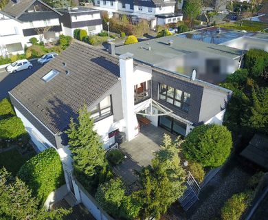 NEU: Freistehendes Einfamilienhaus mit Einliegerwohnung und 2 Garagen in Sackgassenlage