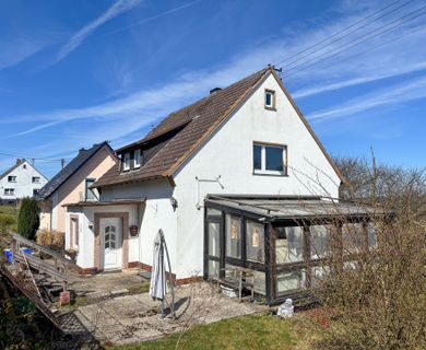 Renovierungsbedürftiges Einfamilienhaus mit Wintergarten in Ortsrandlage zw. Hamm und Wissen!