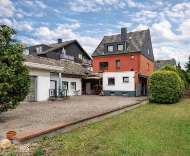 Kapitalanlage mit Entwicklungspotenzial: 2-3-Familienhaus + Nebengebäude