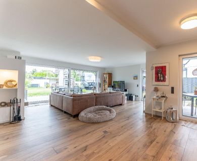 Architektenhaus der Extraklasse mit Einliegerwohnung, modernster Technik, KfW 55  und  Traumgarten