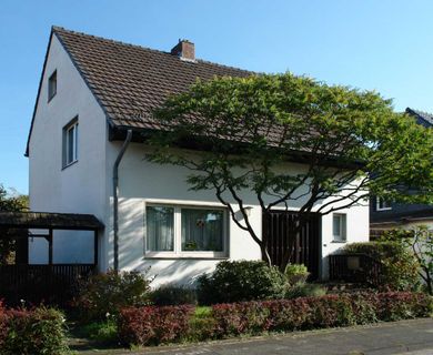 Freistehendes, renovierungsbedürftiges Einfamilienhaus mit Carport in Ratingen-Tiefenbroich!