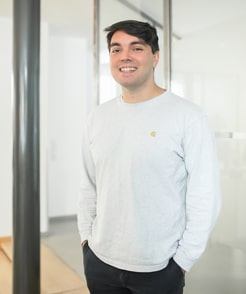 Felix Grosse, kreativer Kopf bei Schneider Immobilien GmbH Ratingen steht im modernen Foyer des Büros auf der Bahnstraße 1 in Ratingen