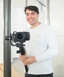 Felix Grosse ist kreativer Kopf bei Schneider Immobilien GmbH Ratingen und schaut häufig durch die Filmkamera