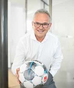 Carlos Carulla ist selbstständiger Immobilienberater für Schneider Immobilien GmbH und leidenschaftlicher Fußballfan
