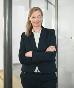Jasmin Sieg, bei Schneider Immobilien verantwortlich für PR und Marketing steht im modernen Foyer des Büros auf der Bahnstraße 1 in Ratingen